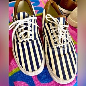 🎉VANS Stylish Unisex Sneakers!!🎉
